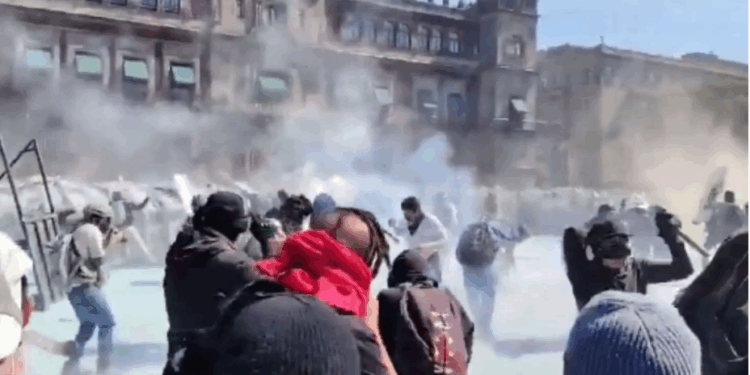 Se registran enfrentamientos en el Zócalo