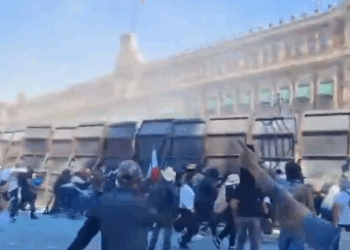 Manifestantes de la marcha Generación Z derriban una de las vallas frente a Palacio Nacional