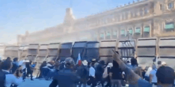 Manifestantes de la marcha Generación Z derriban una de las vallas frente a Palacio Nacional