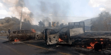 Abaten a dos y se dan narcobloqueos en Michoacán