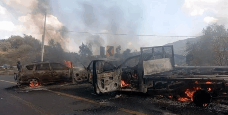 Abaten a dos y se dan narcobloqueos en Michoacán