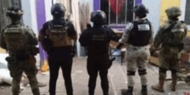 Marina detiene a 54 personas en Colima y asegura droga y armas