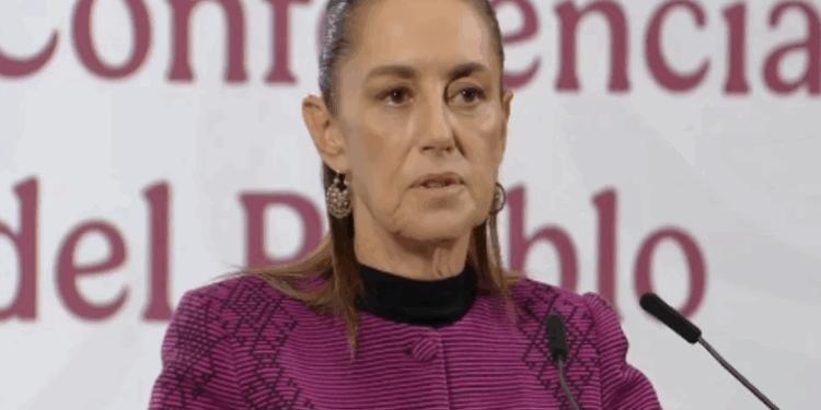 Admite Sheinbaum que huachicol es un riesgo para ventas de Pemex 