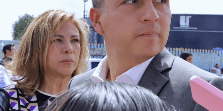 Alcaldesa de Cadereyta abandona encuentro en Palacio