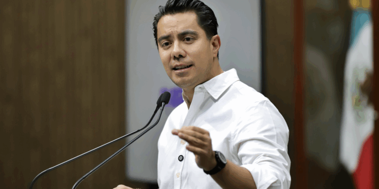 Plazas, calles y andadores libres de ambulantaje, destaca Felifer Macías