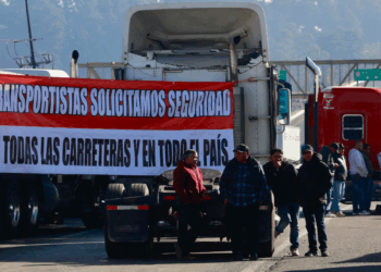 Bloqueos carreteros continúan en al menos 10 puntos