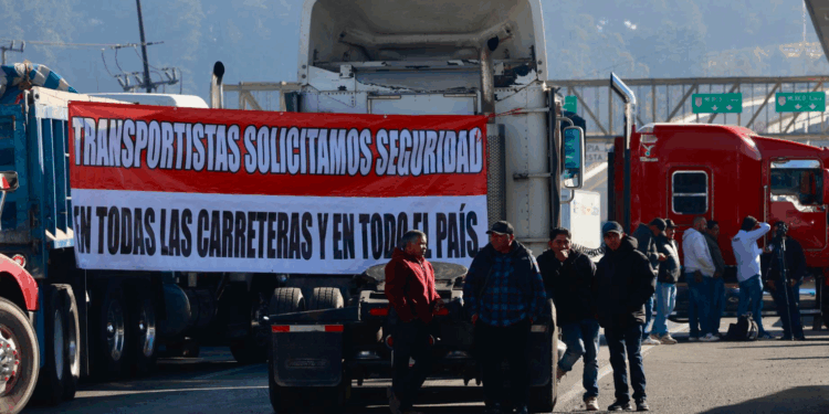 Bloqueos carreteros continúan en al menos 10 puntos