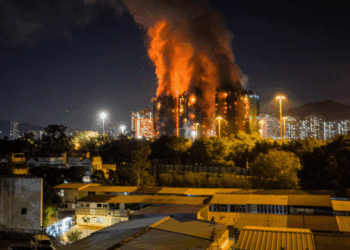 Suman 36 muertos por incendio en complejo residencial de Hong Kong