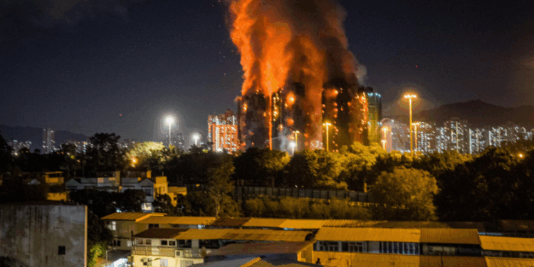 Suman 36 muertos por incendio en complejo residencial de Hong Kong