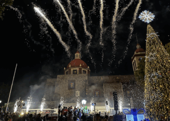Encienden árbol en El Pueblito