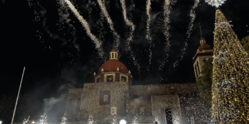 Encienden árbol en El Pueblito