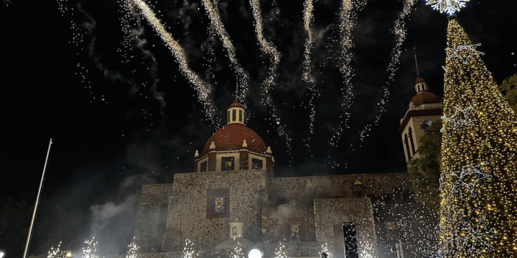Encienden árbol en El Pueblito
