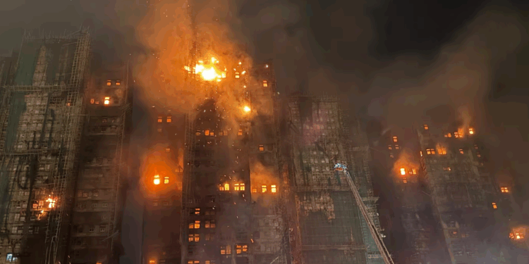 Ascienden a 128 los muertos por incendio en Hong Kong