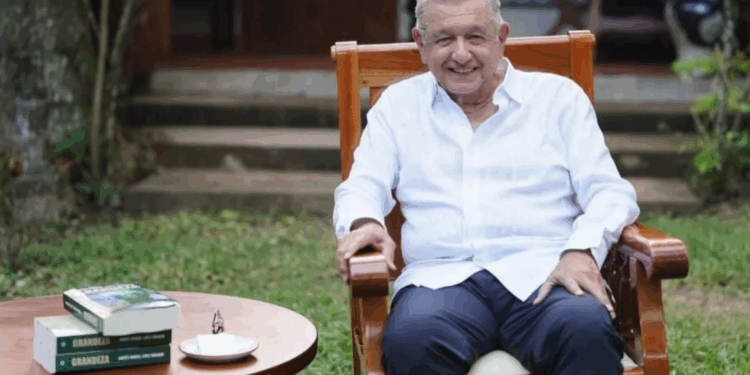 Reaparece AMLO con anuncio de nuevo libro 