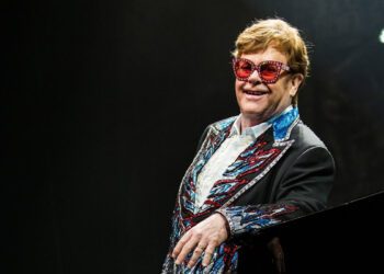 Sufre Elton John el deterioro de visión