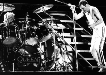 Si eres multimillonario, dona tu dinero: Billie Eilish