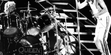 Si eres multimillonario, dona tu dinero: Billie Eilish