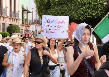 Realizan primera movilización en Querétaro por el asesinato de Carlos Manzo