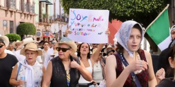 Realizan primera movilización en Querétaro por el asesinato de Carlos Manzo