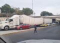 Se atora trailer en puente de la 57