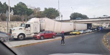 Se atora trailer en puente de la 57