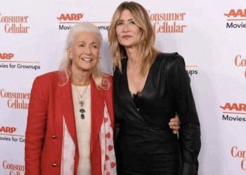 Guillermo Del Toro apapacha a fans en la alfombra de Frankenstein en CDMX