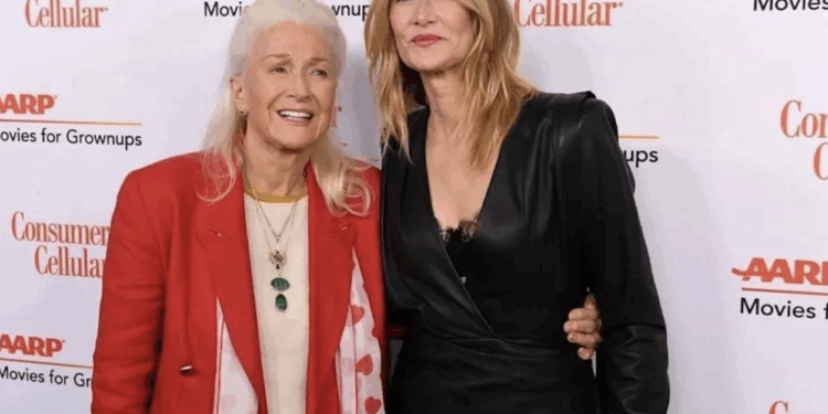 Guillermo Del Toro apapacha a fans en la alfombra de Frankenstein en CDMX