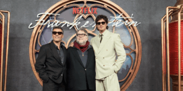 Guillermo Del Toro apapacha a fans en la alfombra de Frankenstein en CDMX
