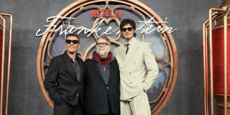 Guillermo Del Toro apapacha a fans en la alfombra de Frankenstein en CDMX