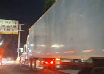 Generan congestionamiento dos tráilers