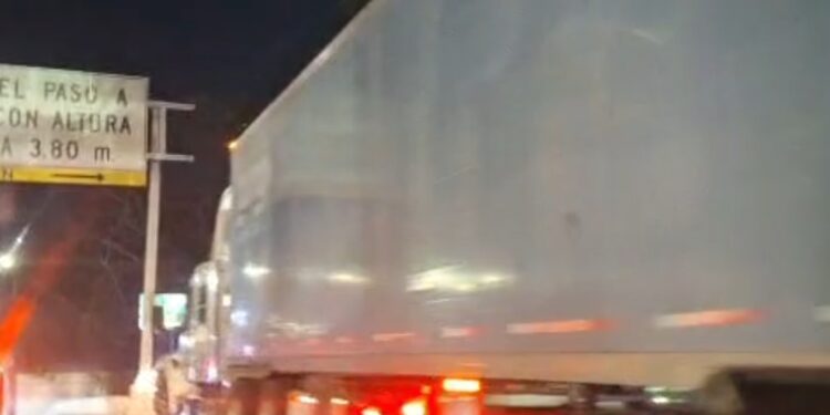 Generan congestionamiento dos tráilers