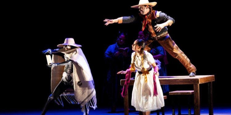 Debuta CFUAQ en el Teatro Esperanza Iris