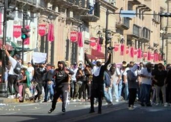 Chocan estudiantes y policías tras marcha en Morelia