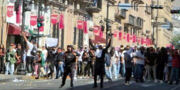 Chocan estudiantes y policías tras marcha en Morelia