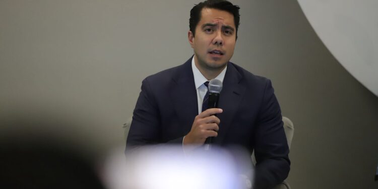 Confirma Felifer Macías inicio de obras del tren México-Querétaro en tramos de vías