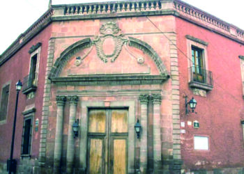 UAQ obtiene escrituras del Teatro Esperanza Cabrera