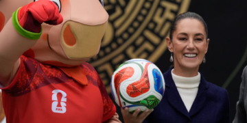 Va Sheinbaum a sorteo de FIFA 