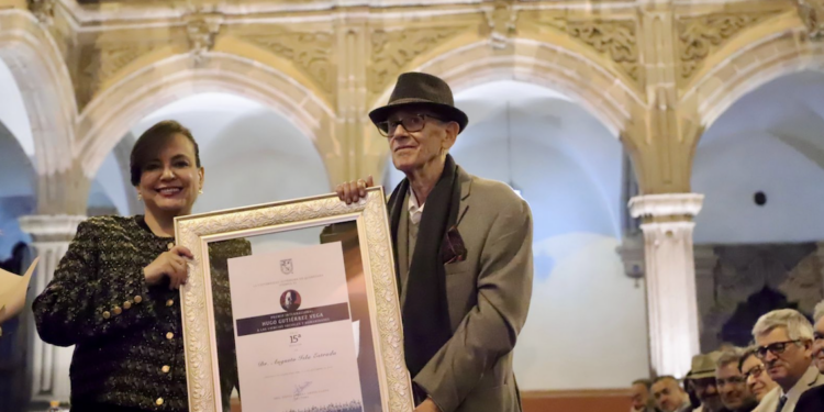 Otorga la UAQ Premio Hugo Gutiérrez Vega a Augusto Isla Estrada