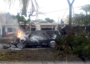 Estalló auto con conductor frente a cuartel en Michoacán