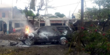 Estalló auto con conductor frente a cuartel en Michoacán