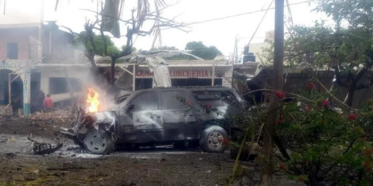 Estalló auto con conductor frente a cuartel en Michoacán
