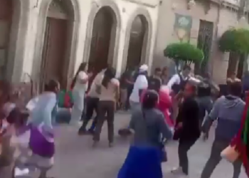 Chocan inspectores y ambulantes ante decomiso de mercancía