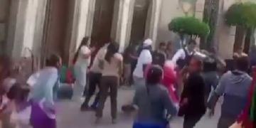 Chocan inspectores y ambulantes ante decomiso de mercancía