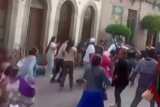 Chocan inspectores y ambulantes ante decomiso de mercancía