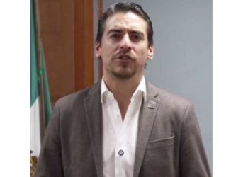 Suspenden a inspector captado al patear a un presunto comerciante en el suelo