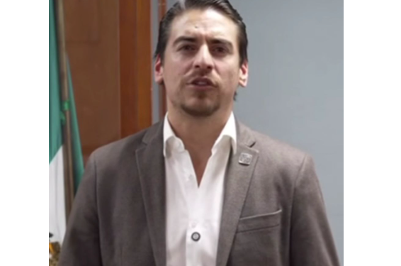 Suspenden a inspector captado al patear a un presunto comerciante en el suelo