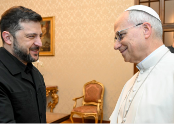 León XIV expresa a Zelenski su “urgente deseo” de que el diálogo lleve a una paz justa