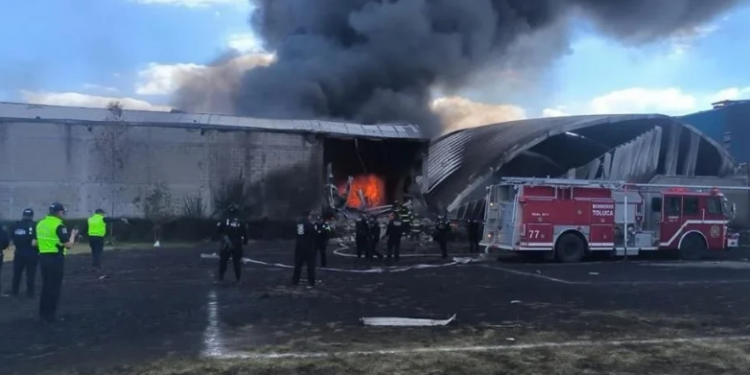 Cae aeronave cerca de aeropuerto de Toluca
