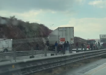 Causa accidente de tráiler tráfico en la 57