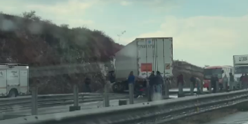 Causa accidente de tráiler tráfico en la 57